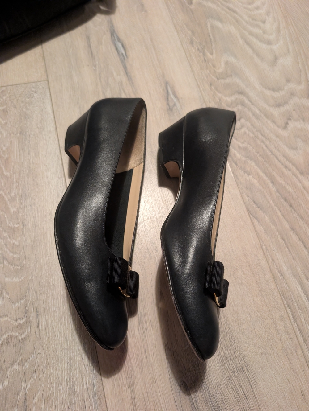 Salvatore Ferragamo Navy Leather Bow Flats with Gold Hardware - Picture 5 of 11